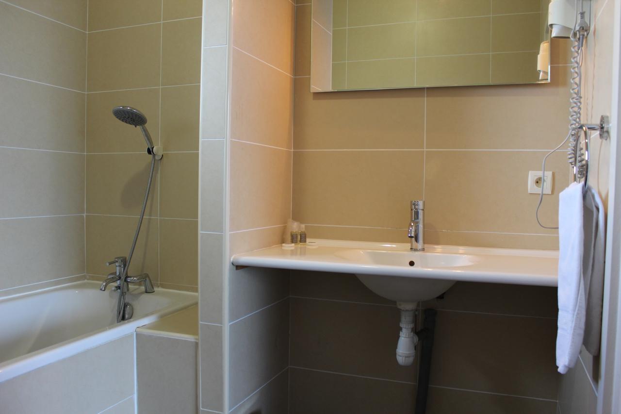 Hotel Fleur De Lys Hazebrouck Exteriör bild